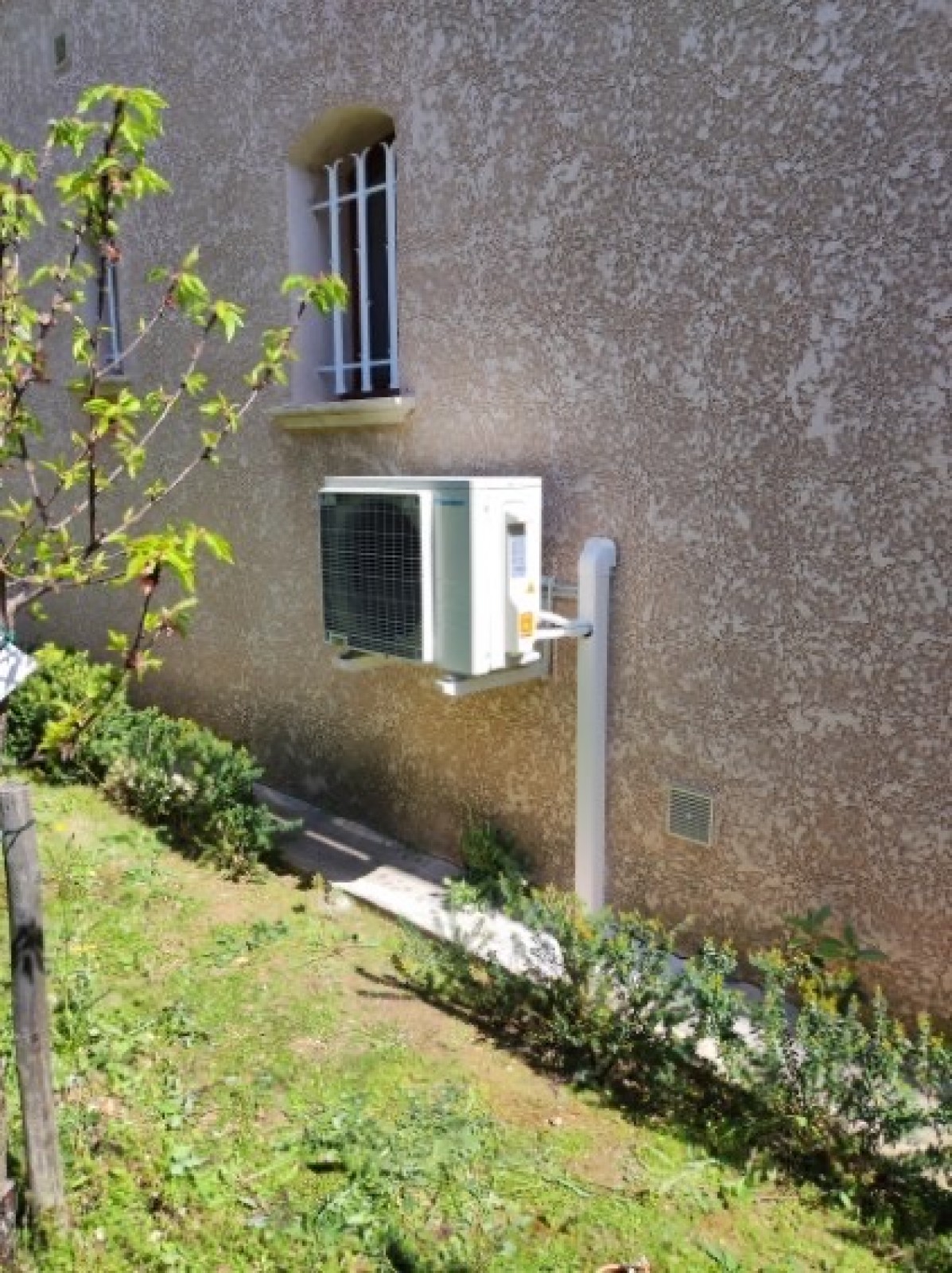 Installation de climatisation réversible pour les chambres d’une villa à Sanary. 