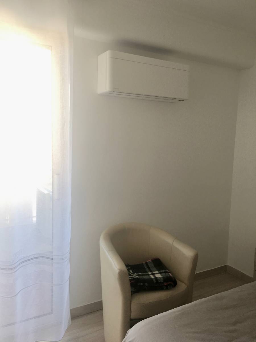 Installation de climatisation réversible Daikin FTXA Stylish blanc pour une chambre à Sanary