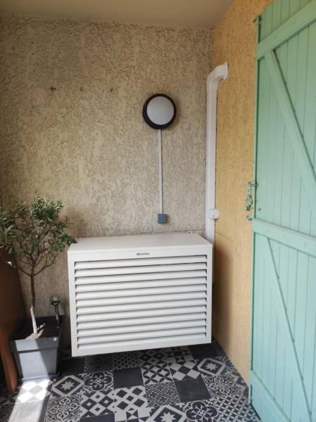 Cache groupe de climatisation en bois blanc de la marque : COFFRE Clim