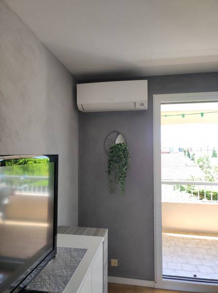 Climatisation Daikin Comfora en appartement à Six-Fours