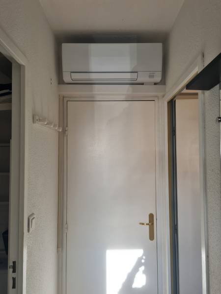 Climatisation au-dessus d'une porte dans un couloir pour les chambres