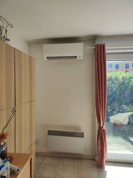 Installation climatisation réversible daikin appartement a Sanary