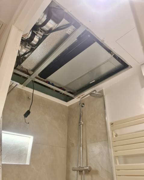 Appareil de climatisation intégrée dans un faux plafond à Six-Fours