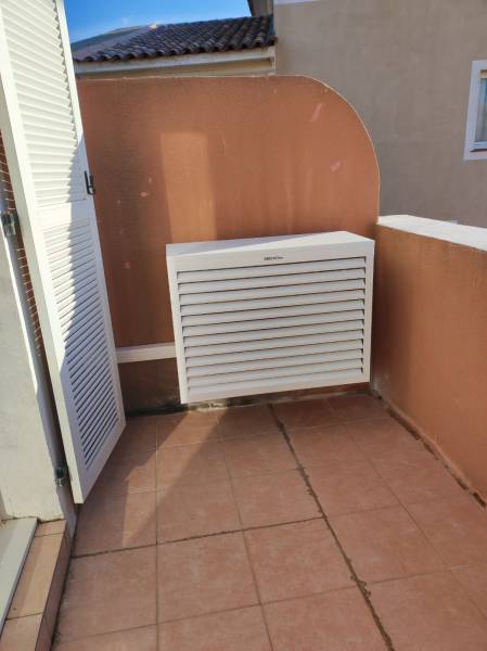 Climatisation avec cache sur une terrasse à Six-Fours les plages