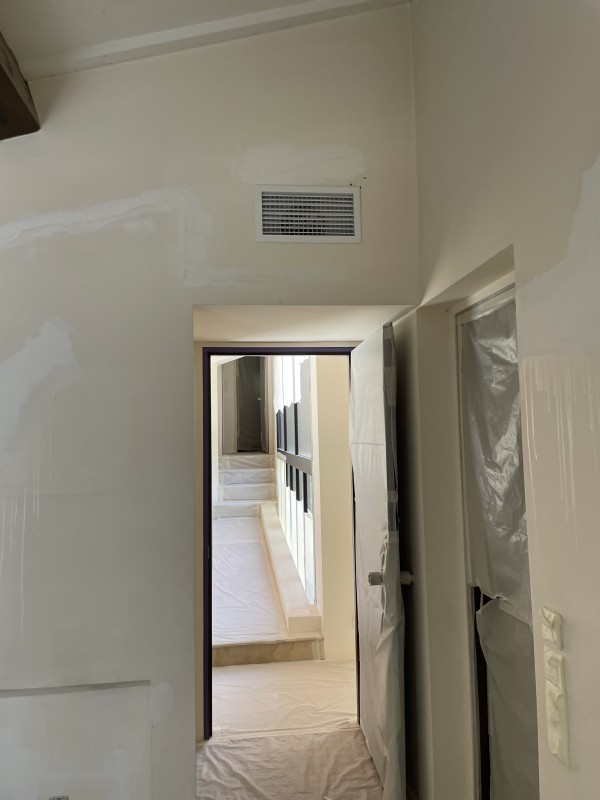 Grille de soufflage mural pour climatisation gainable dans une villa à Sanary