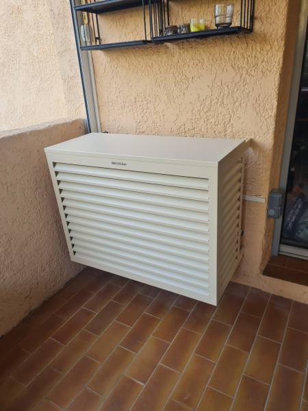 Pompe à chaleur Air/air Mitsubishi Electric multi-split sur un balcon à Bandol