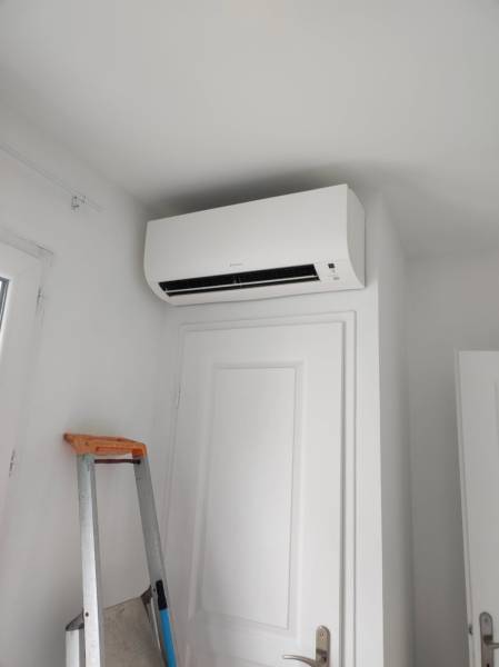 Climatisation réversible Daikin Comfora dans un séjour à Toulon dans le Var.