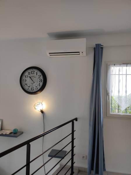 Climatisation réversible Daikin Comfora dans un séjour à Toulon dans le Var.