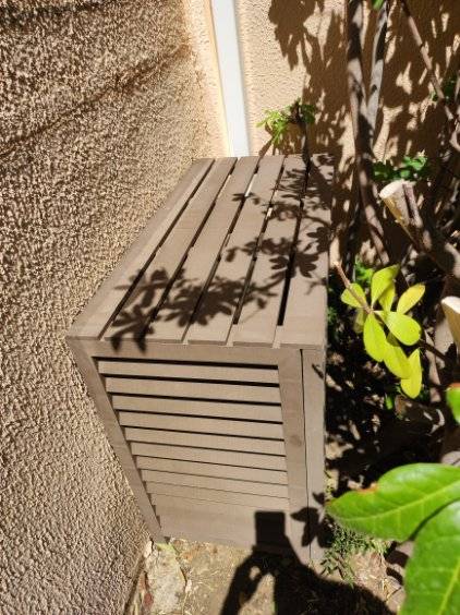 Cache groupe de climatisation en bois composite de la marque : COFFRE Clim