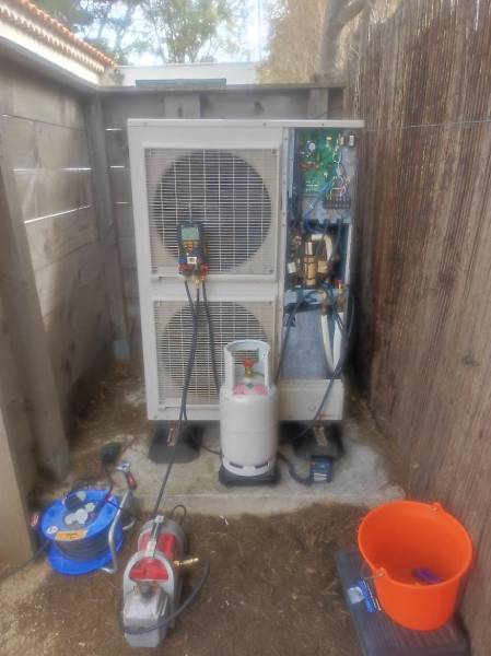 Recharge en gaz de pompe à chaleur air-eau dans le Var près de Toulon
