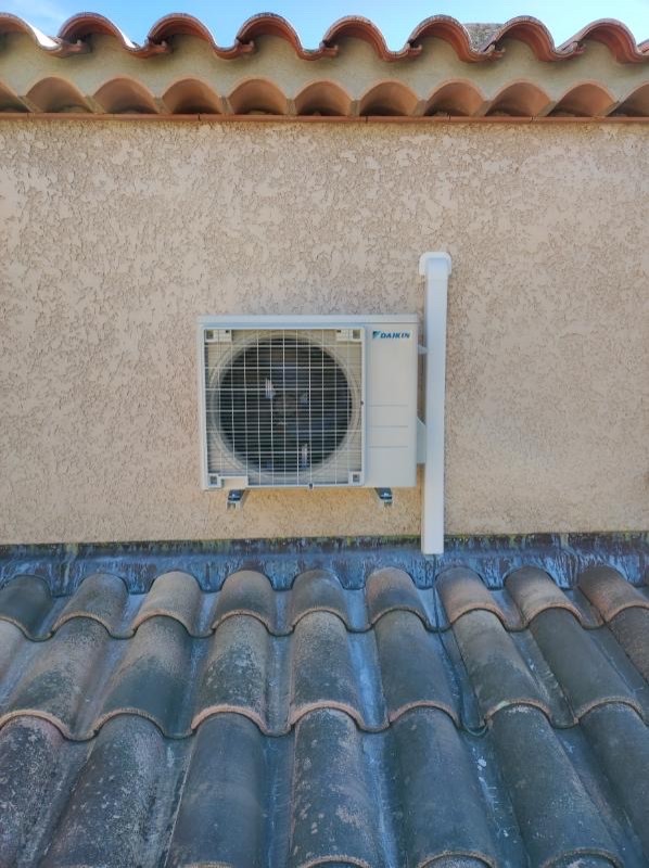 Installation de climatisation réversible pour les chambres d’une villa à Sanary.
