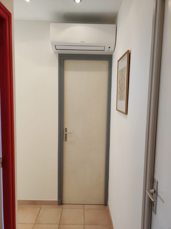 Installation de climatisation réversible pour les chambres d’une villa à Sanary.