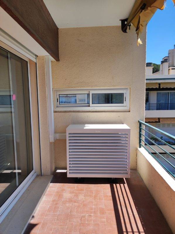 Climatisation avec un cache clim sur une terrasse à Toulon