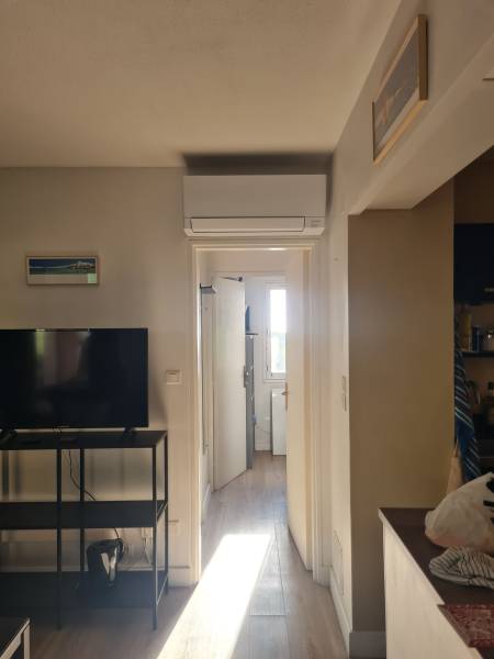 Pompe à chaleur Air/air Mitsubishi Electric multi-split sur un balcon à Bandol