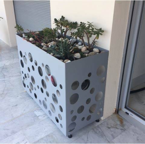 cache clim en alu gris avec jardinière sur terrasse à Sanary