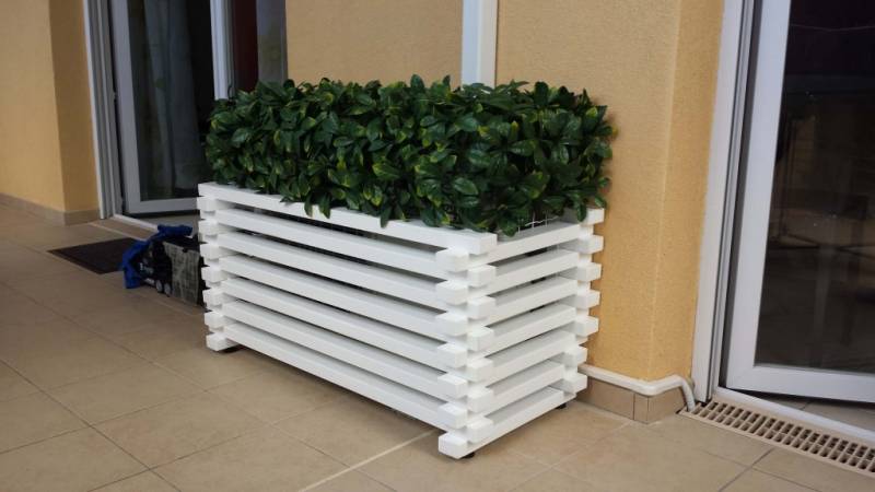 cache clim en bois avec feuillage à Six Fours