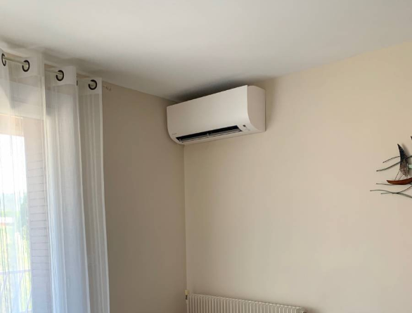 Climatisation Daikin FTXP dans le séjour à Sanary