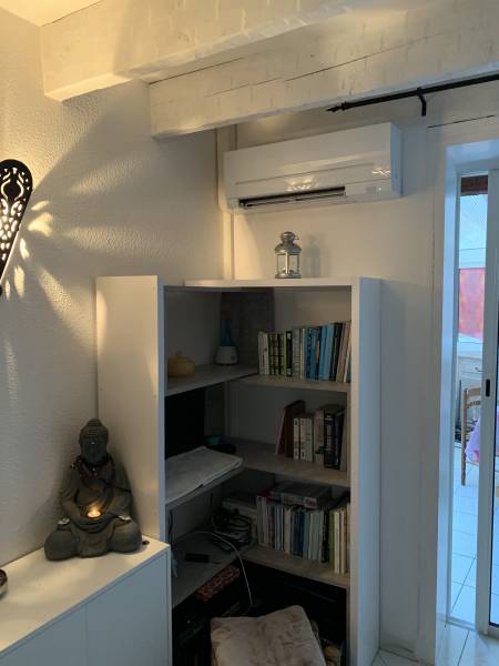 Climatisation réversible Mitsubishi Electric compact dans un séjour à Bandol