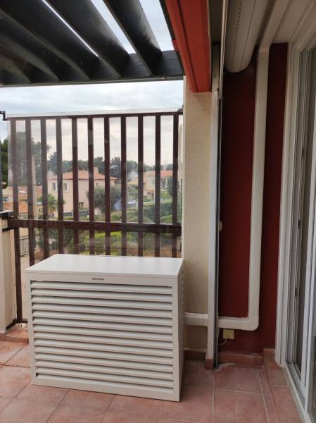 Climatisation avec une cache sur une terrasse à Bandol