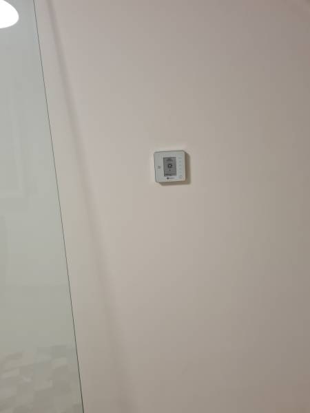 Thermostat de zone de climatisation intégrée dans un appartement à Six-Fours