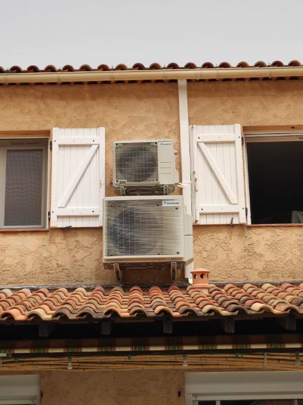 installation de climatisation réversible Daikin pour une maison à Sanary