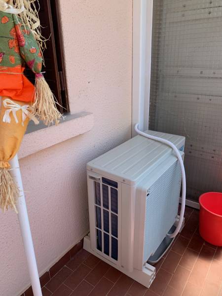 pompe à chaleur Daikin Comfora monosplit sur balcon à Sanary