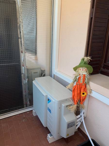 pompe à chaleur Daikin Comfora bisplit sur balcon à Sanary