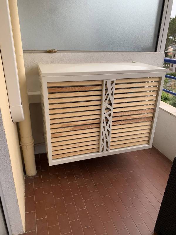 Cache clim bois et aluminium beige sur terrasse à Sanary