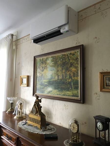 Installation de climatisation réversible Daikin Stylish FTXA à Six Fours