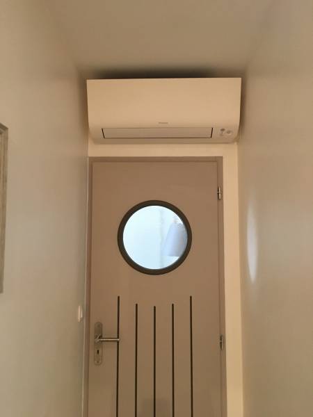 Installation de climatisation Daikin Perfera dans un couloir pour les chambres à Ollioules