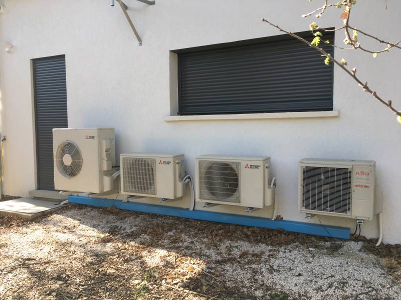 Comment cacher un groupe de climatisation sur une façade de maison à Six-Fours