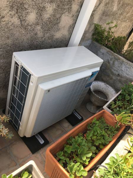 Pompe à chaleur multi-split Daikin 4MXM sur une terrasse