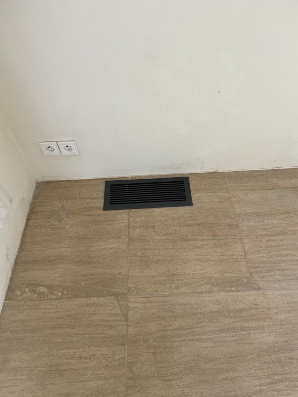Grille de soufflage par le sol pour climatisation gainable dans une villa à Sanary