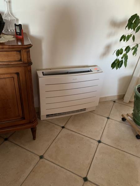 Climatisation réversible Daikin console Perfera installée à Sanary