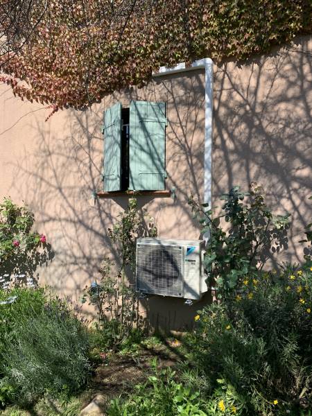 Climatisation en façade avec goulotte à Sanary
