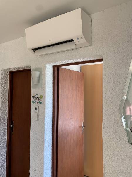 Climatisation Daikin Perfera dans un séjour à Sanary