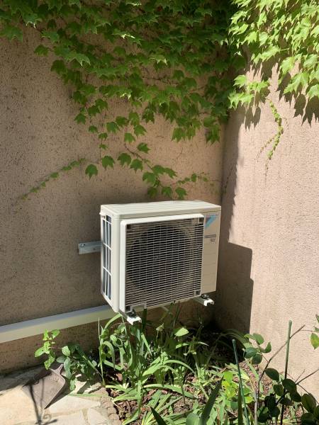 Groupe de climatisation dans un angle de maison à Sanary