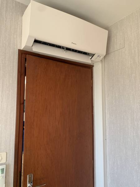 Installation climatisation Daikin au-dessus d'une porte à Sanary